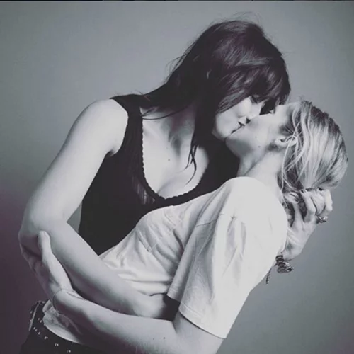 Να γιατί οι celebrities άρχισαν να φιλιούνται στα social media