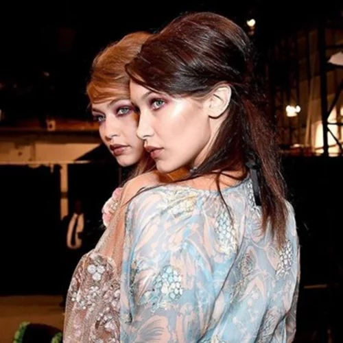 Οι αδερφές Hadid περπατούν μαζί στην ίδια πασαρέλα