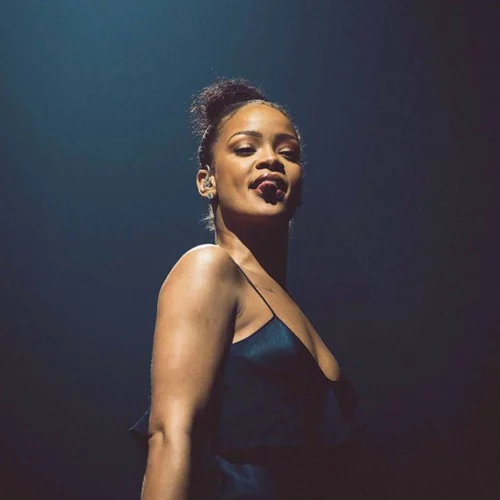 Rihanna: Φωτογραφίζεται ως Μαρία Αντουανέτα καπνίζοντας κάνναβη!