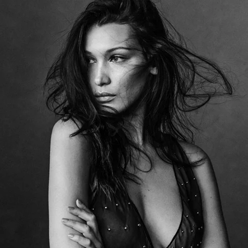 Bella Hadid: Στο εξώφυλλο του GQ ως μοντέλο της χρονιάς