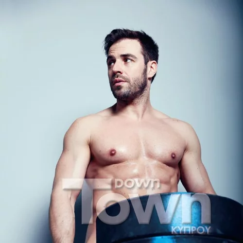 Δημήτρης Βλάχος: Ποζάρει ολόγυμνος και προκαλεί