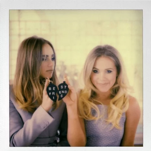 Suki Waterhouse: Σχεδίασε την ιδανική σειρά αξεσουάρ για εσένα και την κολλητή σου