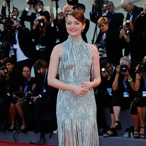 Emma Stone: Η εμφάνισή της στην έναρξη του Φεστιβάλ Βενετίας