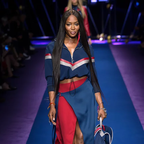 Versace: Η Naomi Campbell και πολλά ακόμα supermodels στο catwalk του οίκου