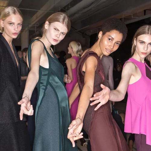 Aυτά τα hot looks θέλει να φορέσει απεγνωσμένα η fashion editor!