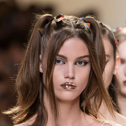 Εσύ ακόμα να βάλεις glitter στα χείλη σου; Ο οίκος Fendi το προτείνει!
