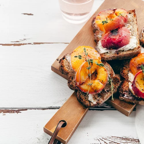 Το πιο νόστιμο και γρήγορο σνακ με ροδάκινο και γιαούρτι