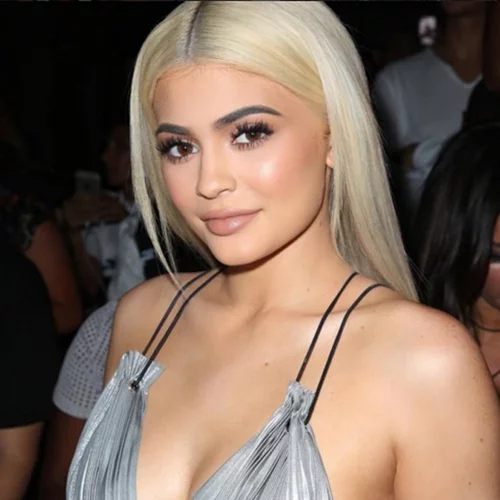 H Kylie Jenner έβαψε κόκκινα τα μαλλιά της και μετά πάλι καστανά! Κάτι δεν πάει καλά