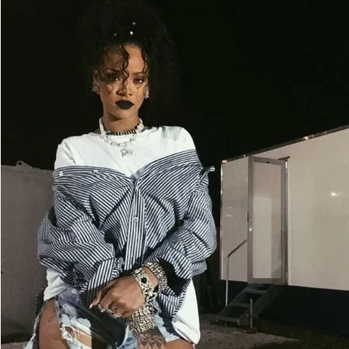 Rihanna: Φιλάει τον Drake επί σκηνής (βίντεο)