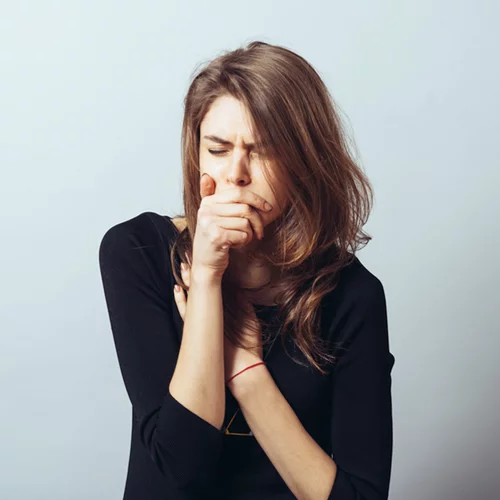 Ταλαιπωρείσαι από πονόλαιμο και βήχα; Αυτή είναι η απόλυτη λύση στο πρόβλημα