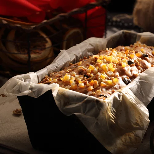 Φθινοπωρινό κέικ με ροδάκινα, σταφίδες και ανανά