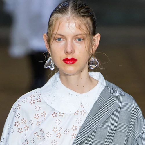 Σίγουρα δεν έχεις δει να φορούν έτσι το πανωφόρι!