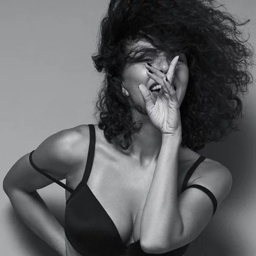 Η Μαρία Σολωμού φωτογραφίζεται χωρίς μακιγιάζ, χωρίς ρετούς, χωρίς τίποτα περιττό