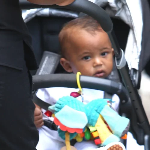 Saint West | Είναι το πιο γλυκό νήπιο σε αυτό το βίντεο της Kim Kardashian!