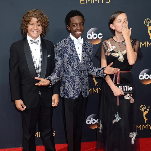 Emmy Awards 2016: Οι μικροί πρωταγωνιστές της σειράς "Stranger Things" ξεσήκωσαν το κοινό των βραβείων