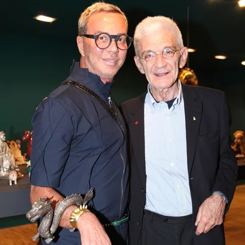 Ποιοι celebrities βρέθηκαν στην έκθεση του Γιάννη Μπουτάρη με τα κιτς αντικείμενα