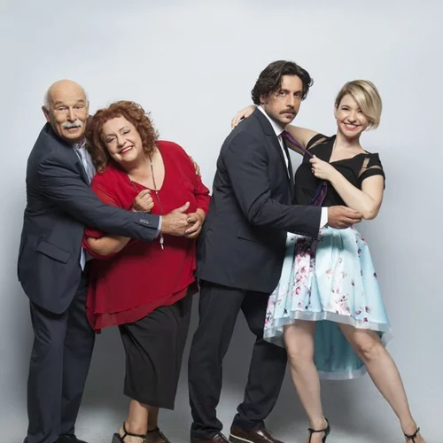 «Μην αρχίζεις τη μουρμούρα»: Ο Ηλίας παθαίνει κρίση ηλικίας, όταν μια κοπέλα τον αποκαλεί «γέρο»