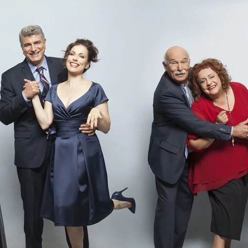 «Μην αρχίζεις τη μουρμούρα»: Η Λένα πείθει τον Σίμο να προσπαθήσουν να σπάσουν το ρεκόρ Γκίνες στο φιλί!