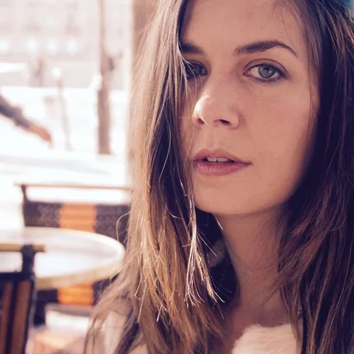 Κατερίνα Μουτσάτσου: Φωτογραφίζεται με φουσκωμένη κοιλίτσα