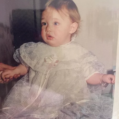 Ποια γνωστή παρουσιάστρια είναι η μικρούλα της φωτογραφίας;