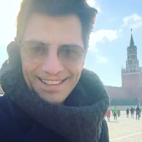 Σάκης Ρουβάς: Οι πρώτες φωτογραφίες από το ταξίδι του στην Ρωσία