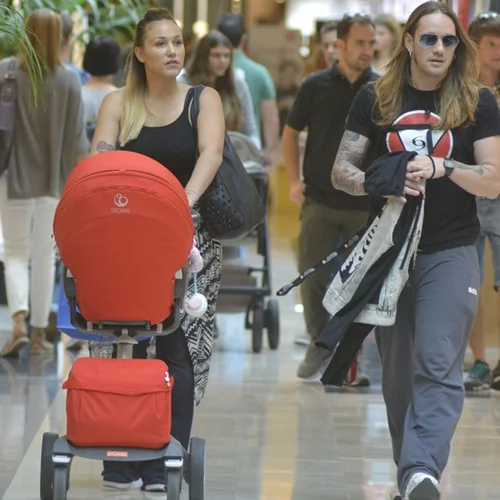 Πηνελόπη Αναστασοπούλου- Φώτης Μπερνάρντο: Βόλτα για ψώνια μαζί με την κόρη τους