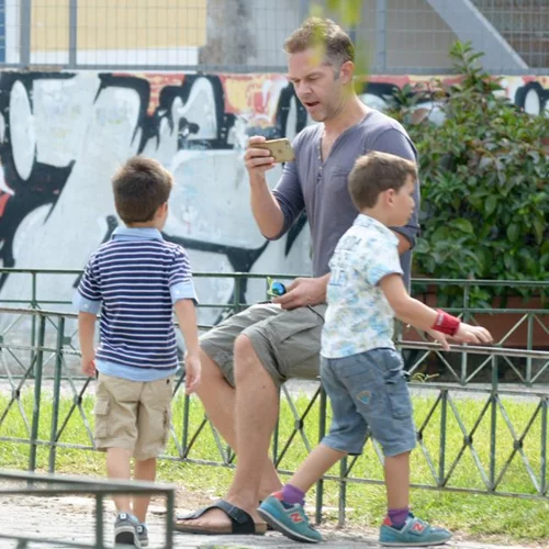 Χρήστος Λούλης: Βόλτα στο πάρκο με το γιο του