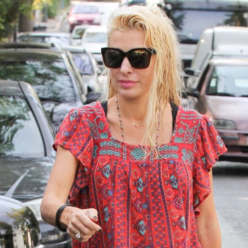 Ελένη Μενεγάκη: Με βρεγμένο μαλλί στην Κηφισιά