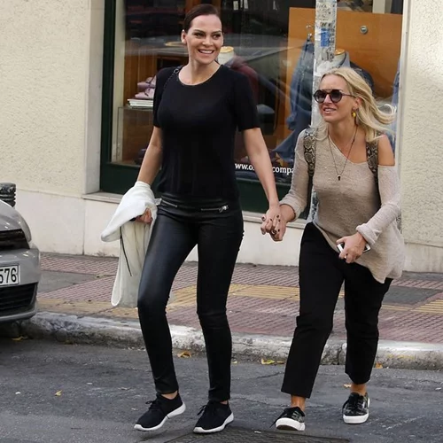 Υβόννη Μπόσνιακ-Μαρία Μπεκατώρου: Χέρι-χέρι βόλτα στα μαγαζιά