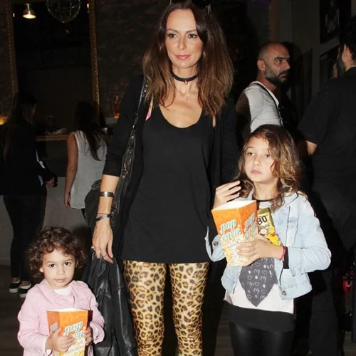 Μπέττυ Μαγγίρα: Με τις κόρες της στο θέατρο