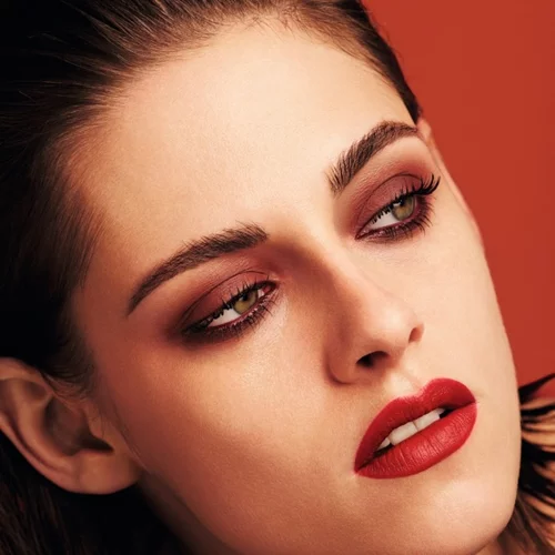 Κόκκινη σκιά: Η Kristen Stewart σού δείχνει πώς να υιοθετήσεις το trend