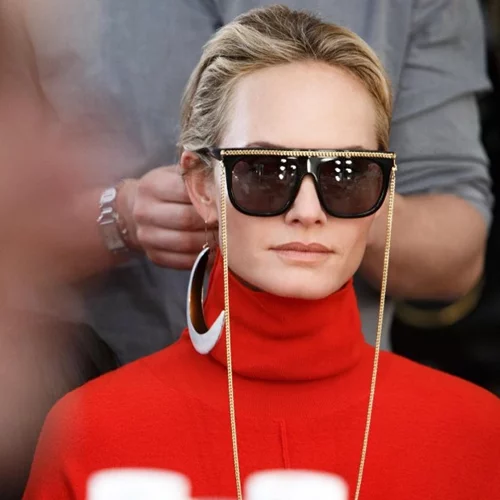 Accessories on accessories: Αυτή είναι η πιο hot νέα τάση στα γυαλιά ηλίου