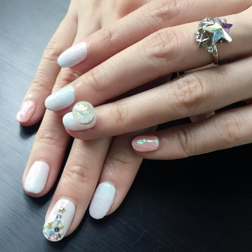 #maniMonday: Το εφέ των Snow Globe Nails θα δώσει... άλλη διάσταση στο manicure σου