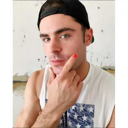 Zac Efron: Αυτός είναι ο λόγος που βάφει τα νύχια του και είναι συγκινητικός