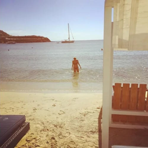 #SummerNeverEnds: Η διάσημη παρουσιάστρια συνεχίζει τα μπάνια ΚΑΙ τον Οκτώβρη