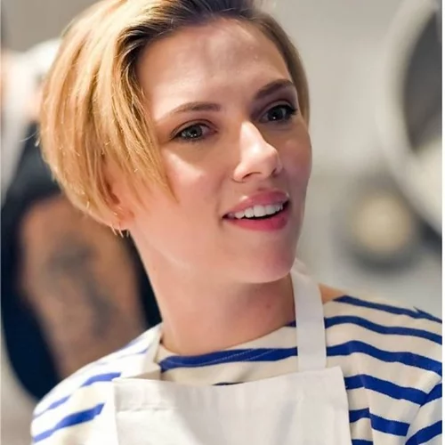 Scarlett Johansson: Όπως δεν την έχεις ξαναδεί στα εγκανία του νέου της καταστήματος
