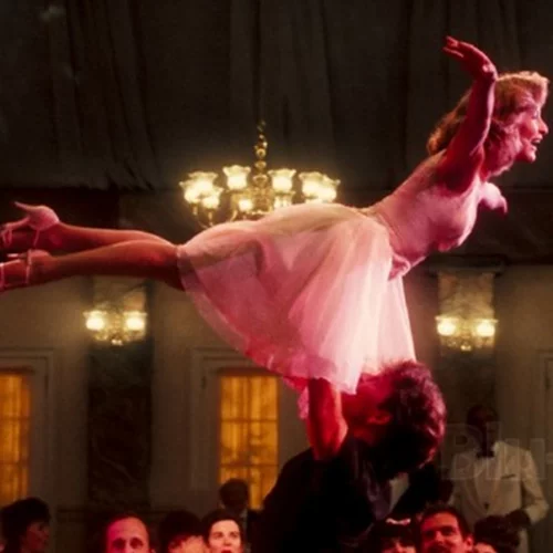 Η διάσημη star αναπαριστά την πιο επική σκηνή του Dirty Dancing