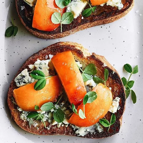 Φρυγανισμένο ψωμί με ροδάκινο και blue cheese για μια εναλλακτική του κλασικού τοστ