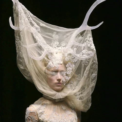 Alexander McQueen: Μοιάζει απίστευτα με τον ηθοποιό που θα τον υποδυθεί!