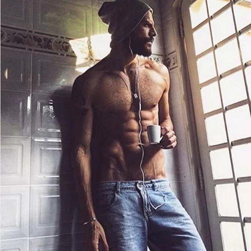 Αυτές οι φωτογραφίες αντρών που πίνουν τον καφέ τους είναι ό,τι χρειάζεσαι για να ξυπνήσεις