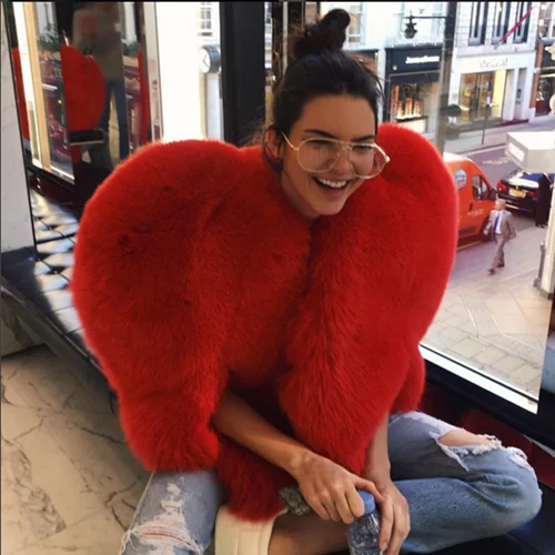 Kendall Jenner: Εξηγεί γιατί λατρεύει να δείχνει το στήθος της (βίντεο)