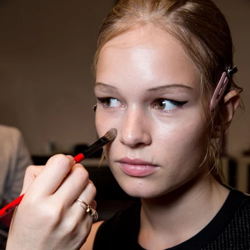 Αυτή είναι η πράξη που πρέπει να κάνεις πάντα πριν το μακιγιάζ σου αλλά παραλείπεις