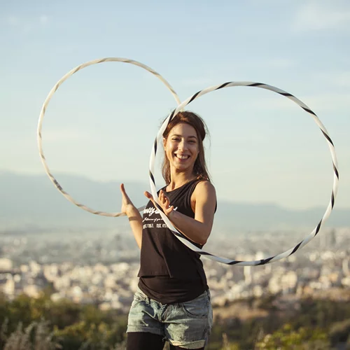 Hula hoop: Η Sunny Diz διδάσκει το πιο διασκεδαστικό άθλημα