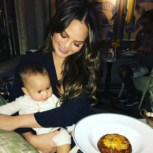 Chrissy Teigen: Το νέο βίντεο με την κόρη της είναι ό,τι πιο αξιολάτρευτο θα δεις σήμερα