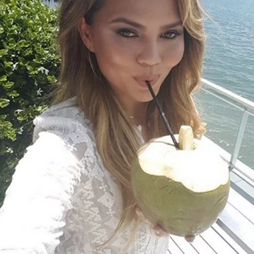 Chrissy Teigen: Ποζάρει γυμνή στο πλάι του John Legend