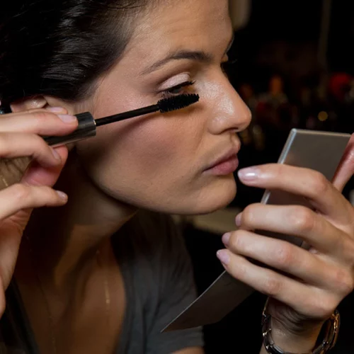 Συμβαίνουν κι αυτά: Ξέχασες τη μάσκαρα ανοιχτή και ξεράθηκε! Υπάρχει λύση