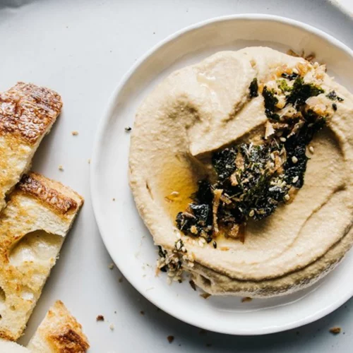 Οι 3 τροφές που σε βοηθούν να κοιμάσαι καλύτερα το φθινόπωρο