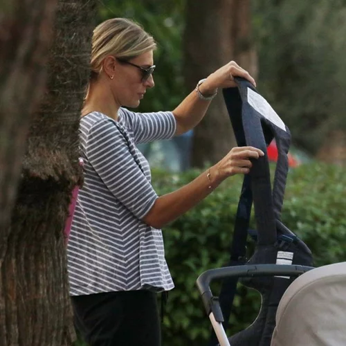 Ζέτα Δούκα: Βόλτα με την κόρη της στην Γλυφάδα