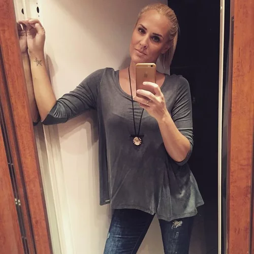 Η Έλενα Ασημακοπούλου στόλισε το χριστουγεννιάτικο δέντρο παρέα με την κόρη της