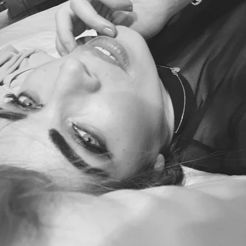 Μαριέττα Χρουσαλά: Ποζάρει άβαφη από το κρεβάτι της στην Αμερική!